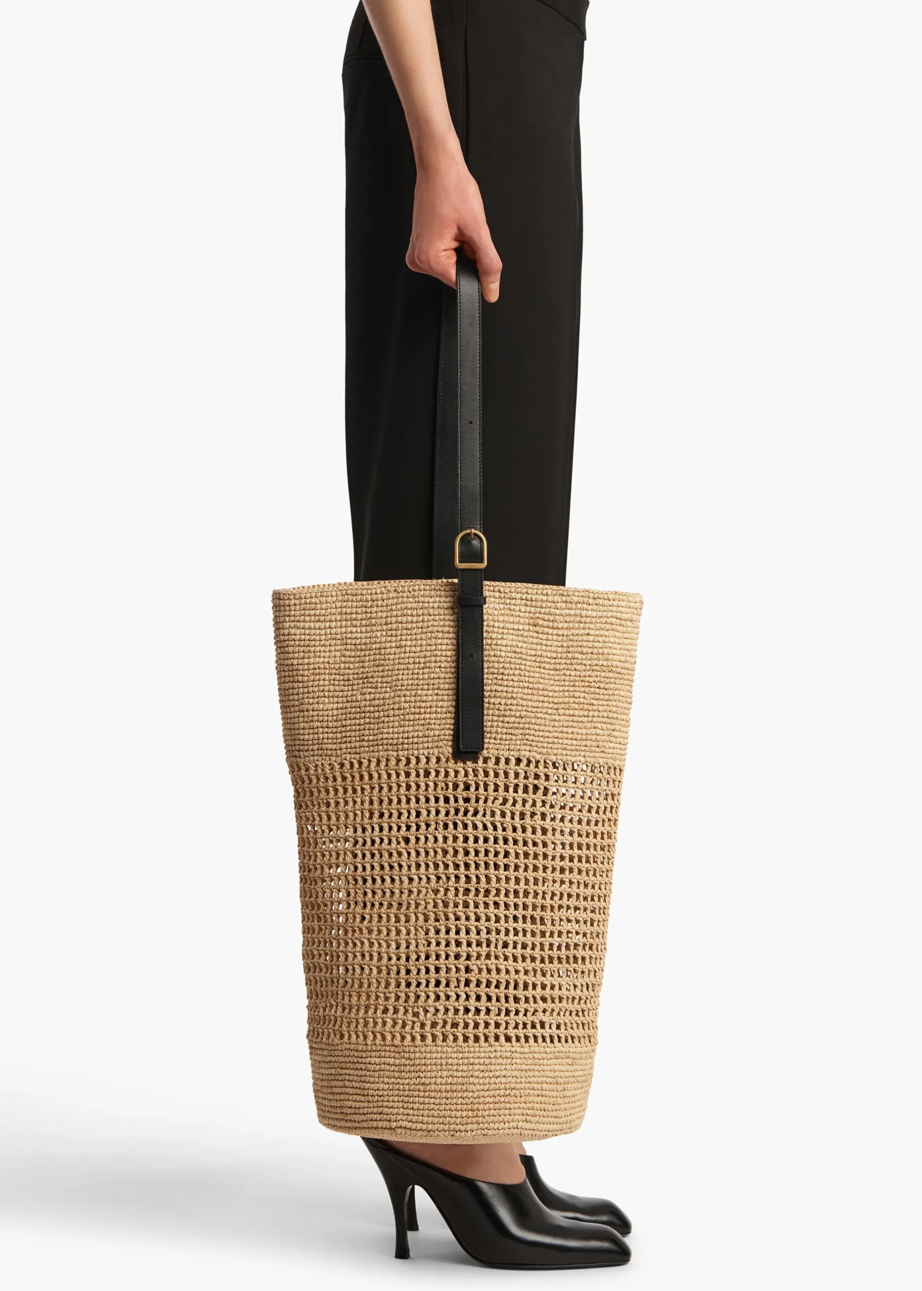 Billie Bucket Bag in Natural Raffia